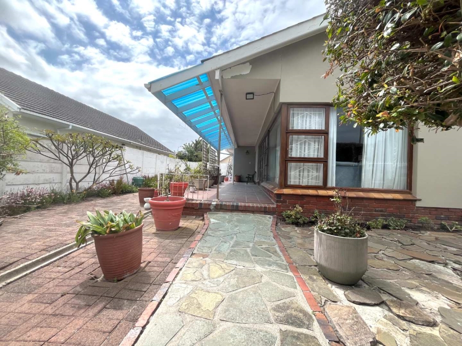 4 Bedroom Property for Sale in Lakeside Western Cape